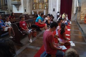 Mulheres em oração com crianças na Igreja da Vitória