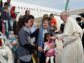 Papa Francisco com refugiados sírios à chegada ao Vaticano (arquivo)