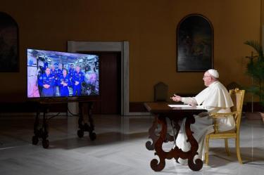 Foto Lusa, Papa Francisco em diálogo com astronautas