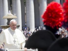 Lusa - Papa com os carabinieri (06-06-14)