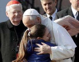 Foto: Papa abraçado por uma rapariga no bairro de Forlanini, em Milão - @ Associated Press Photo