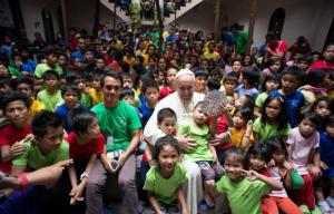 Osservatore Romano - Papa Francisco rodeado de crianças na sua recente visita às Filipinas