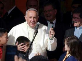 Papa Francisco e o padre Vítor Oliveira (direita). Foto: Lusa