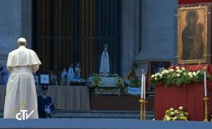 Foto: CTV - Papa Francisco com imagem peregrina de Nossa Senhora de Fátima (ao centro)