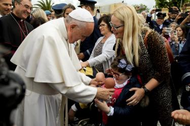 Papa Francisco junto à capela da Base Aérea de Monte Real