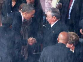 Lusa - Raul Castro (direita) a cumprimentar o presidente dos EUA, Barack Obama