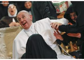 REUTERS/Papa Francisco com irmãs de clausura