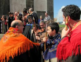 bagosdeuva.blogspot.com - Bispo de Angra com um grupo de romeiros