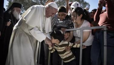 Papa Francisco com refugiados em Lesbos (arquivo)