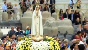 Foto: CTV - Momento da participação da imagem peregrina de Nossa Senhora de Fátima no cortejo mariano na Praça de São Pedro