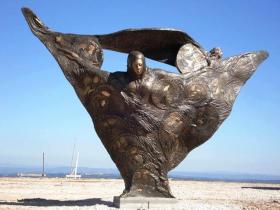 Estátua da Nossa Senhora das Misericórdias, com representação em relevo das 14 obras de misericórdia (sete corporais e sete espirituais). Complexo da UMP em Fátima