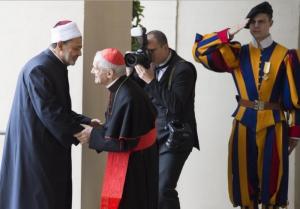 Foto: ANSA - Cardeal Tauran na receção a Ahmad Al-Tayyib, Grande Imã da Mesquita de Al-Azhar (maio de 2016)