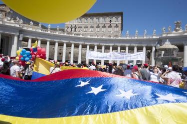Foto Lusa, Comunidade católica venezuelana na Praça de São Pedro, este domingo
