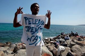 Foto: Eric Gaillard, Reuters/Contrasto - Um refugiado em protesto junto à fronteira de Itália, em Ventimiglia
